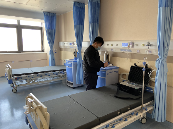 在医院病房进行压缩空气中固体颗粒、悬浮油、湿度检测