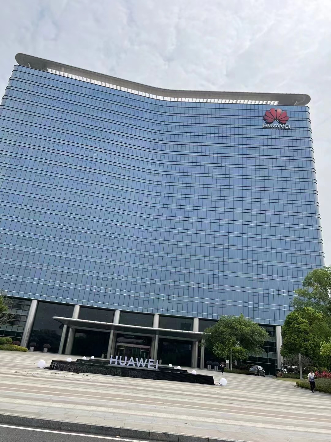 在华为南方工厂检测气体管道